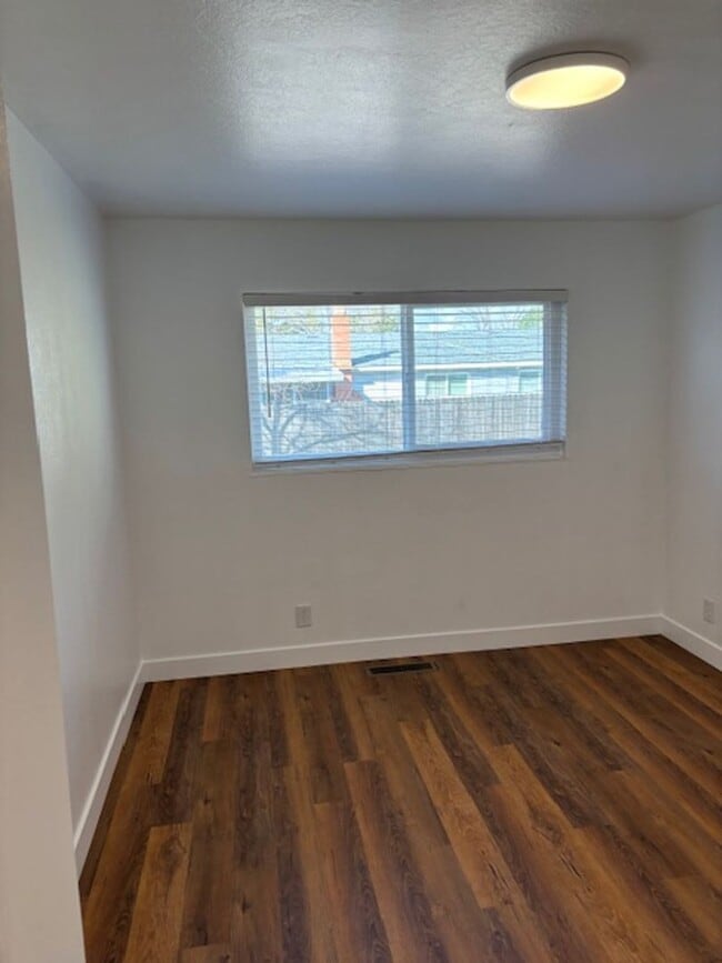 Building Photo - 9 Begonia Ln