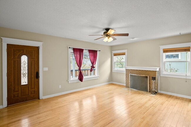 Building Photo - URBAN UPDATED 4 Bedroom/3 Bath CRAFTSMAN S...