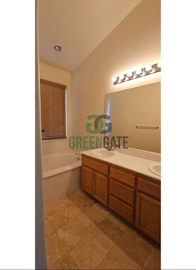 Building Photo - Available Now! 3 Bedroom 2 Bath Spacious Home in Tracy!!