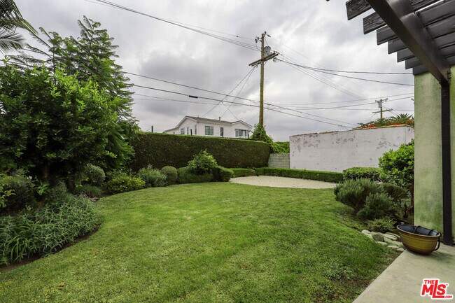 Building Photo - 2210 Manning Ave
