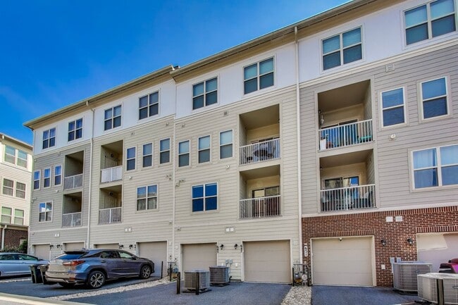 Building Photo - Elegant 3 bedroom, 2.5 bath townhome in Crown Farm