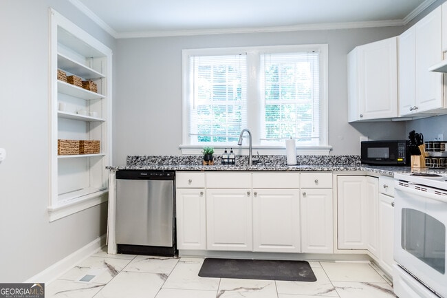 Building Photo - 111 E Screven St