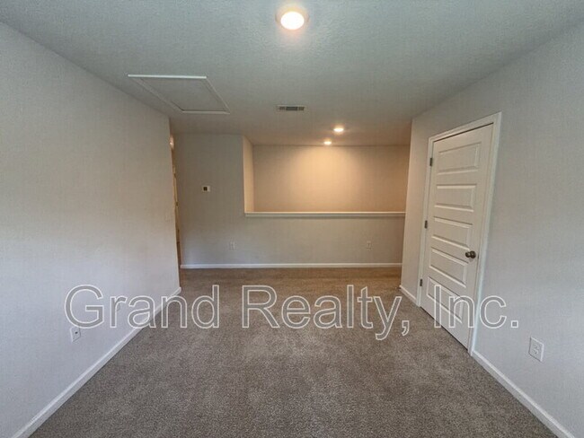 Building Photo - 5431 Peach Dr