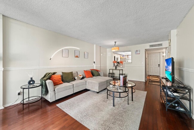 Building Photo - 113 Royal Pk Dr