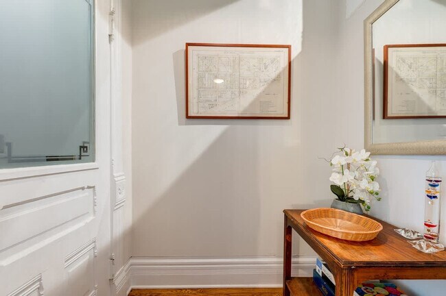 Building Photo - 219 W Eugenie St