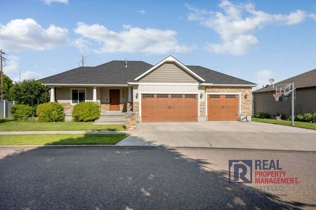 Building Photo - Beautiful - Elegant - 5 Bedrooms - 3 Car -...