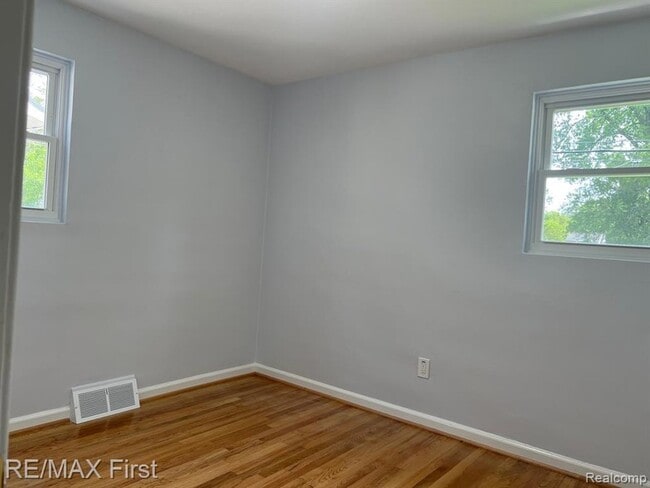 Building Photo - 552 Laprairie St