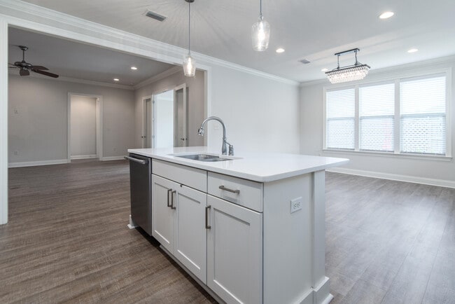 Building Photo - 718 Woods Dr