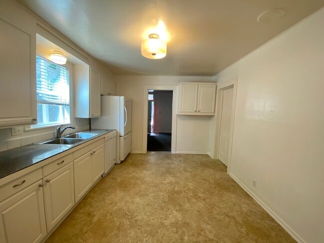 Building Photo - 414 S Pine St