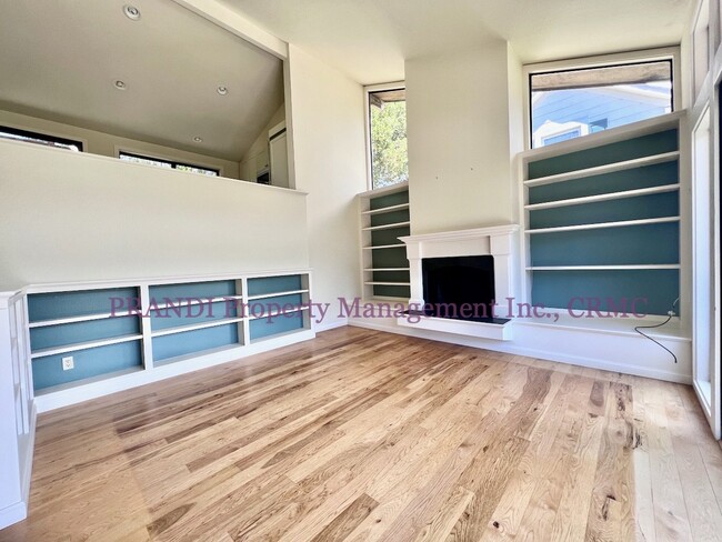 Building Photo - Split Level Condo Just Steps from Downtown