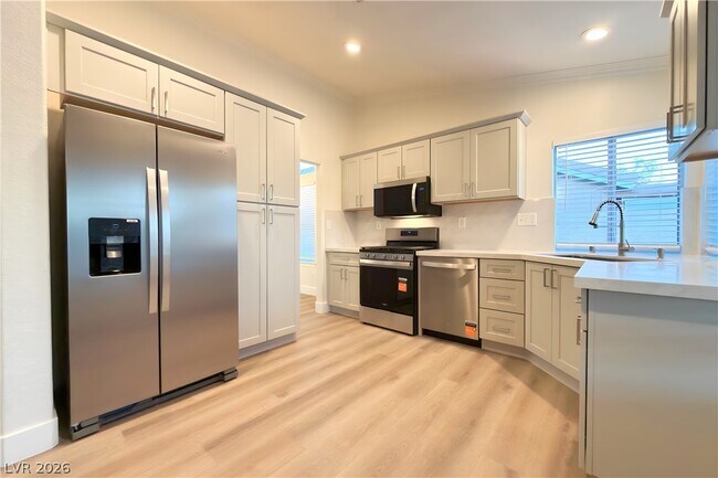 Building Photo - 443 Compo Ave