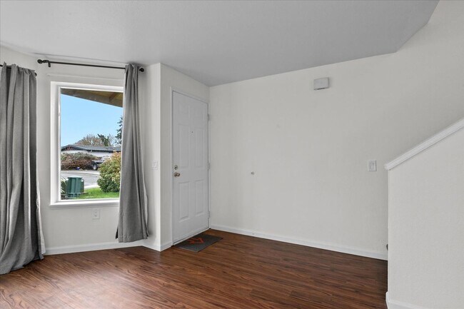 Building Photo - Monroe End Unit Townhome Unit A