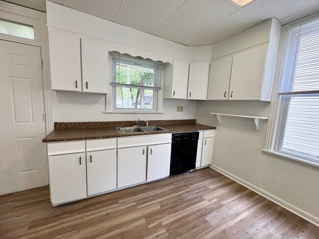 Building Photo - 3 Bedroom 1.5 Bathroom in Highspire!
