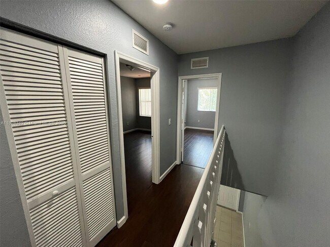 Building Photo - 2539 SW 82nd Ave