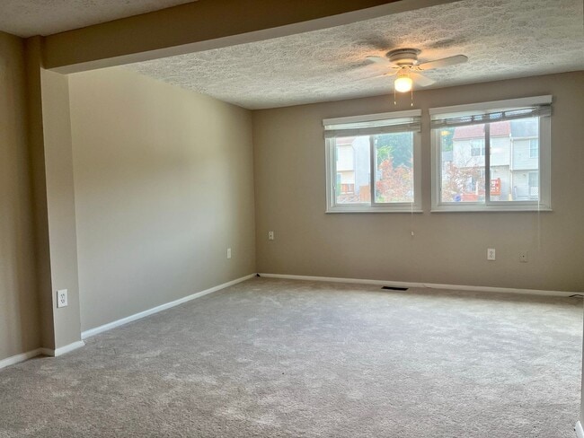 Building Photo - Charming 2 Bedroom/2 Bathroom in Laurel Valley!