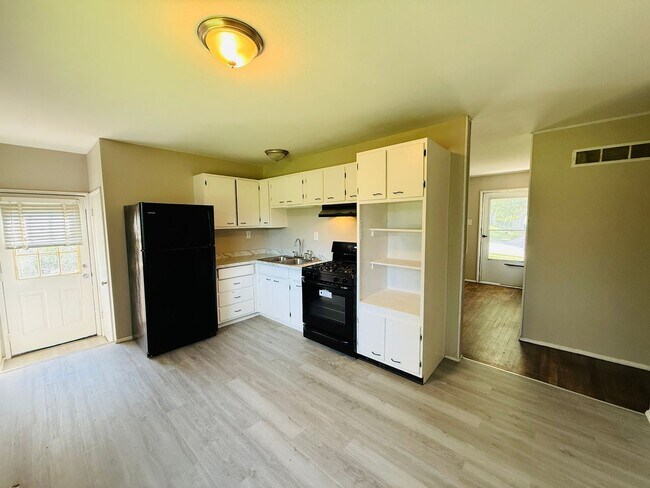 Building Photo - 3 Bedroom 1 bathroom home for rent in Hazelwood