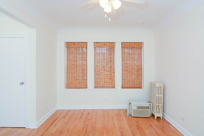 Building Photo - 2922 N Sacramento Ave