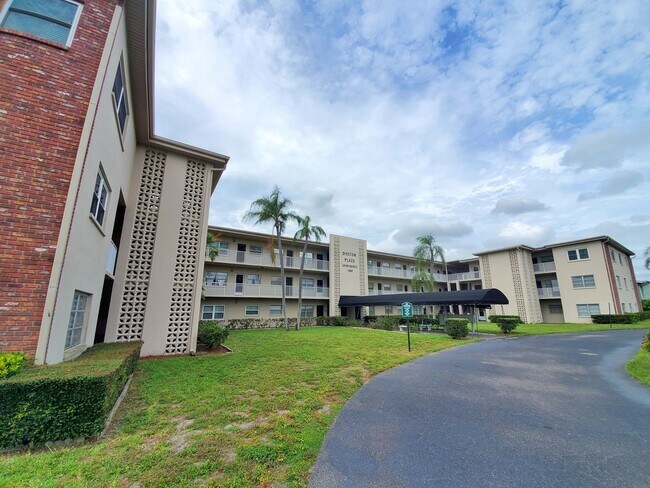 Primary Photo - 2 Bedroom 1 Bath Second Floor Condo in St....