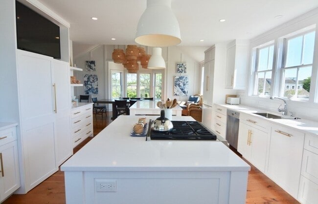 Building Photo - 10 Brant Point Road