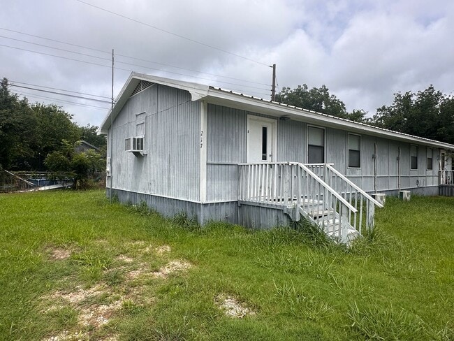 Building Photo - 2 bedroom 1 bath Duplex | Full Size Laundry Connections | Wood Floors