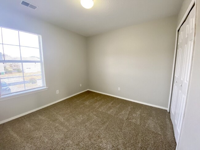 Building Photo - Three Bedroom, University Park Home!