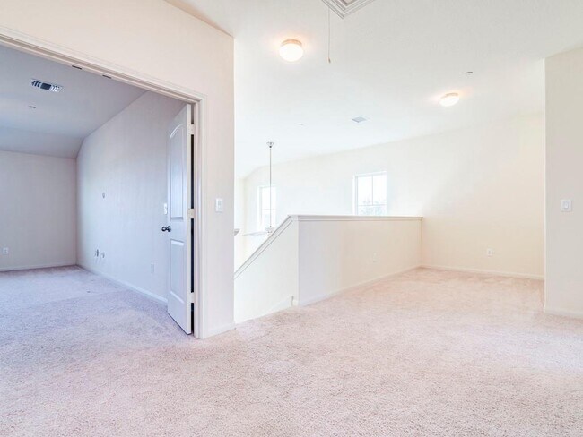 Building Photo - 1620 Bryant Dr