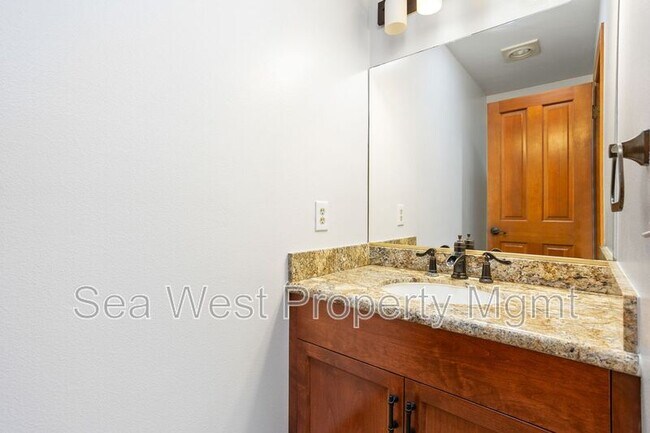 Building Photo - 4000 James Dr