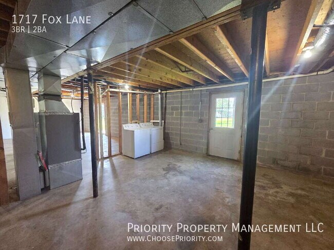 Building Photo - 1717 Fox Ln