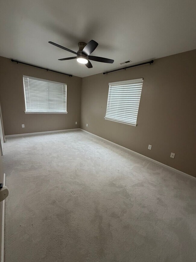 Building Photo - 5207 Villa Dr