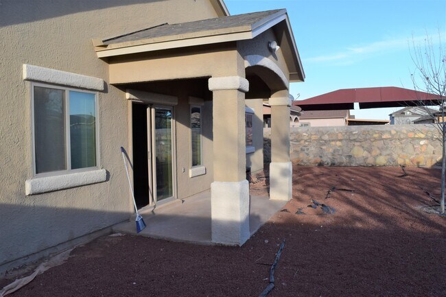 Building Photo - 14350 N Cave Dr