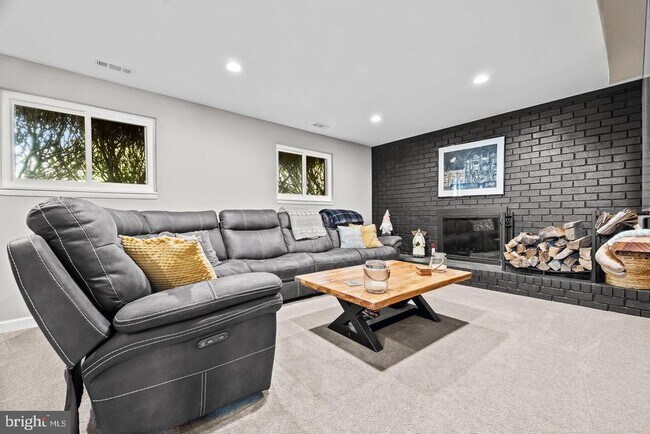 Building Photo - 6 Hounds Hollow Ct