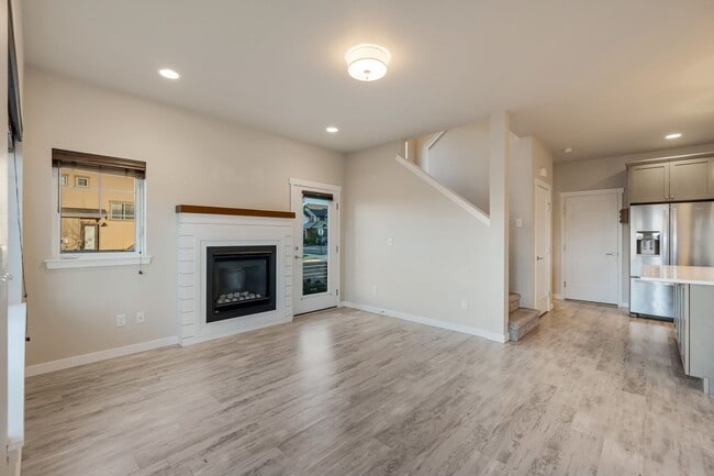 Building Photo - 700 Springside Ln