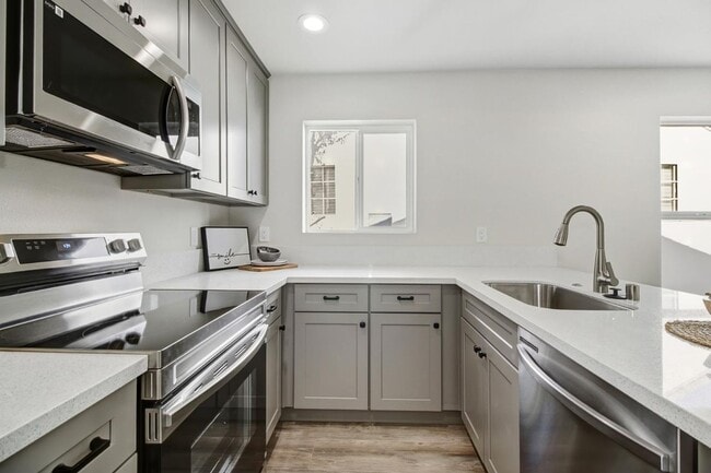Building Photo - Home for Rent in  Midtown, Sacramento!  2 Bed/ 2 Bath
