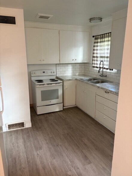 Building Photo - 8608 SE Bybee Blvd