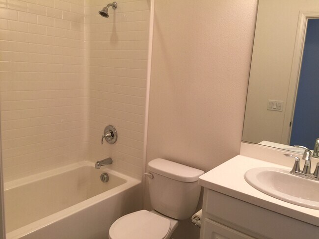 Building Photo - 422 W Route 66