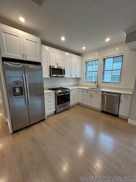 Building Photo - 285 Lamartine St