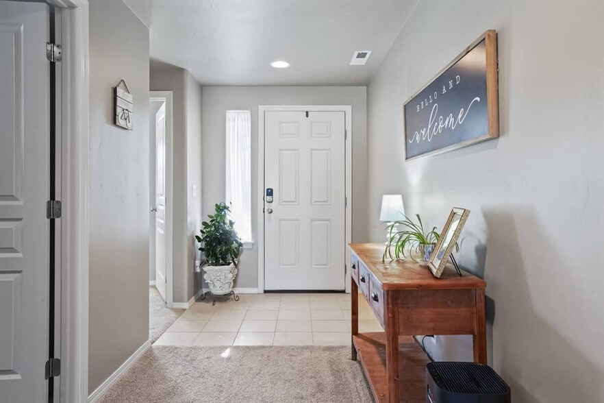 Building Photo - 218 Cliff Swallow Ave