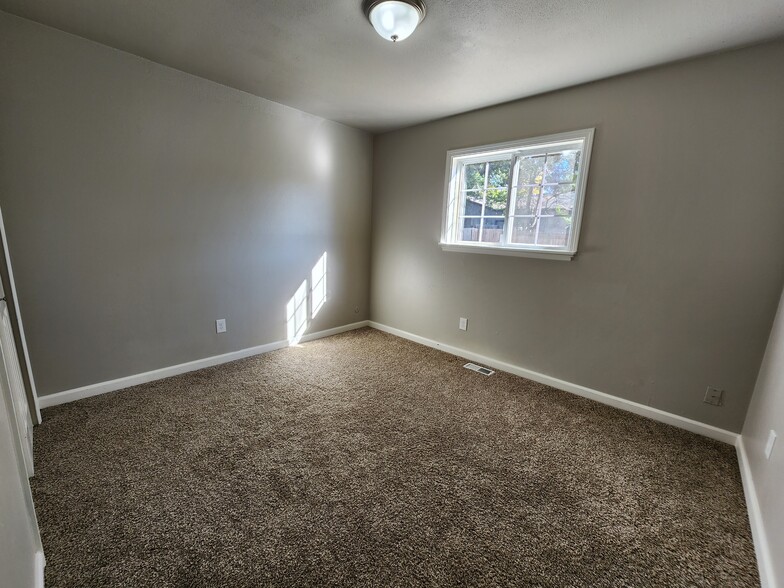Building Photo - 2874 Carmel Cir