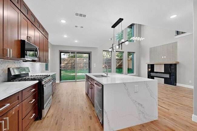 Building Photo - 1828 Highland Dr E