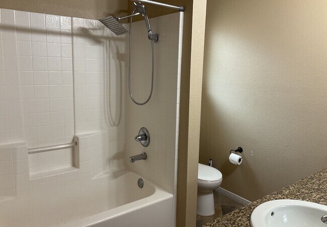 Building Photo - AMAZING RENT SPECIAL WITH IMMEDIATE MOVE IN - SECTION 8 ACCEPTED!
