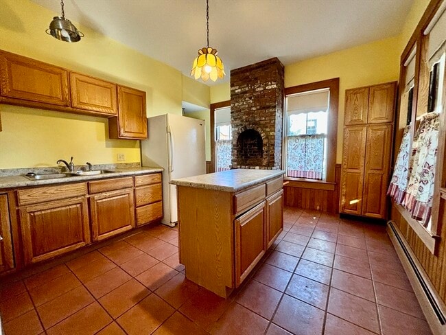 Building Photo - 527 Main St