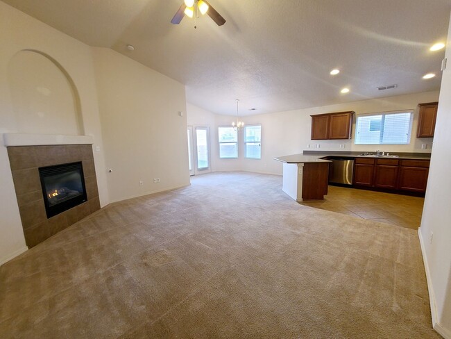 Building Photo - 3 bed 2 bath home in Huning Ranch.  MOVE I...