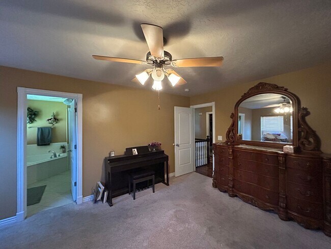 Building Photo - 3 Bedroom 2.5 Bathroom Upstairs Unit in Spanish Fork!
