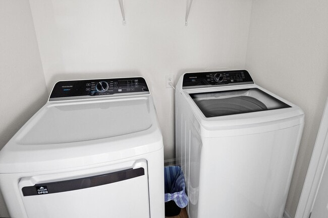 Building Photo - 4013 Blue Water Dr