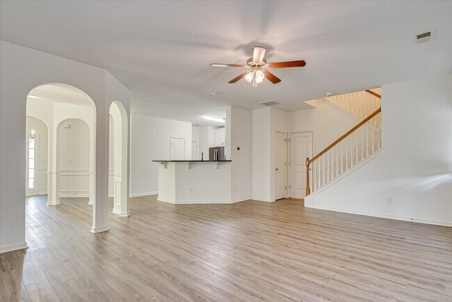 Building Photo - 476 Lory Ln