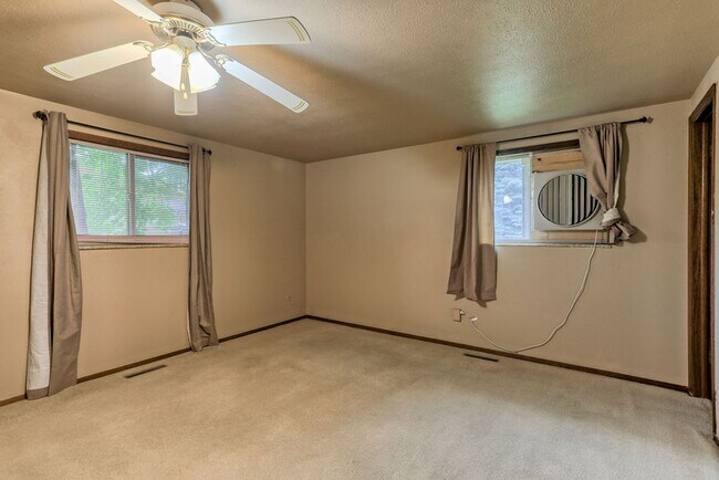 Building Photo - 2 Bedroom Ranch in Loveland with finished ...