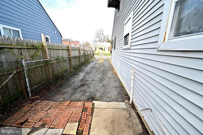 Building Photo - 2610 Lakehurst Ave