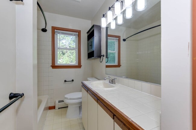 Building Photo - Welcome to Yorktown with a charming rural feel!