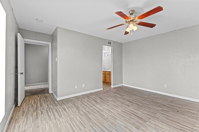 Building Photo - 9090 S Braeswood Blvd