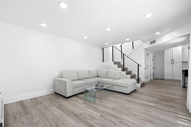 Building Photo - 613 Olympic Dr